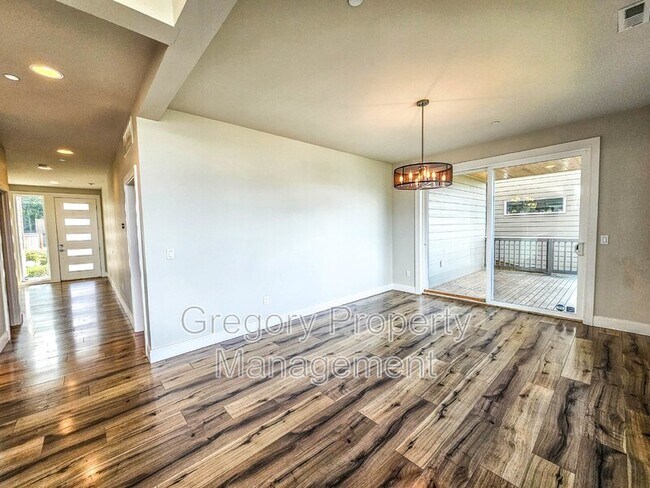 Building Photo - 619 202nd Pl SW