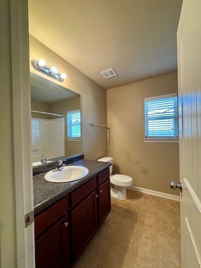 Building Photo - This beautiful 4-bedroom, 2.5-bath home Move-in ready and is waiting for you!