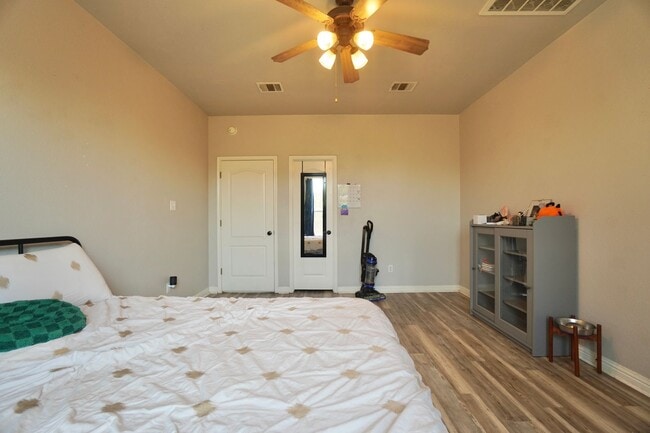 Building Photo - 18621 Dry Pond Dr