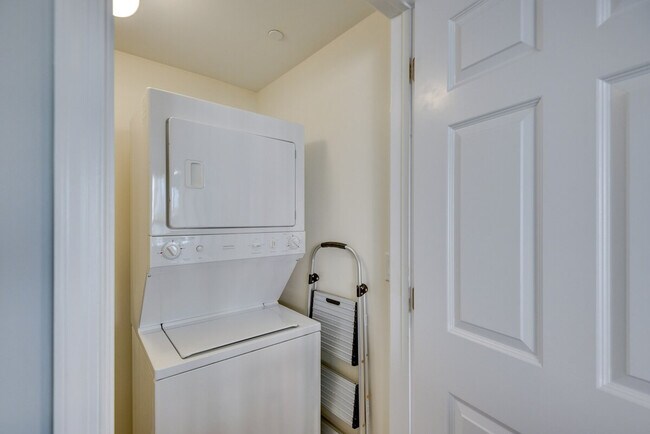 Building Photo - 241 Riverside Dr