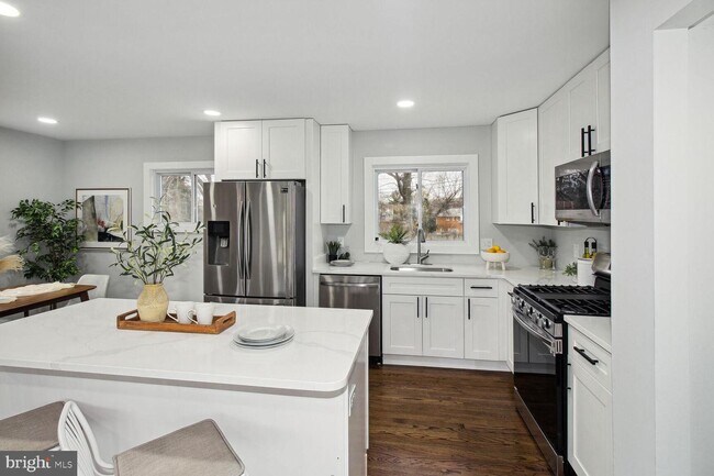 Building Photo - 10 Wendslow Rd