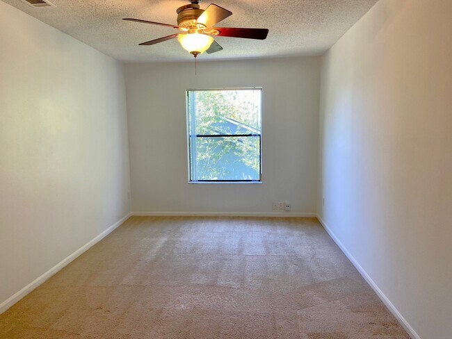 Building Photo - 3015 Crested Cir