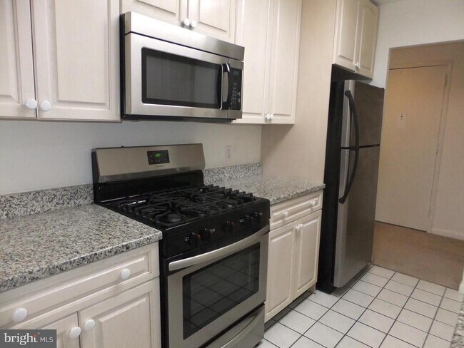 Building Photo - 1640 Oakwood Dr