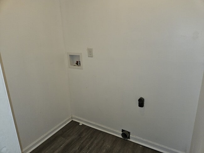 Building Photo - 1737 Ireland Dr