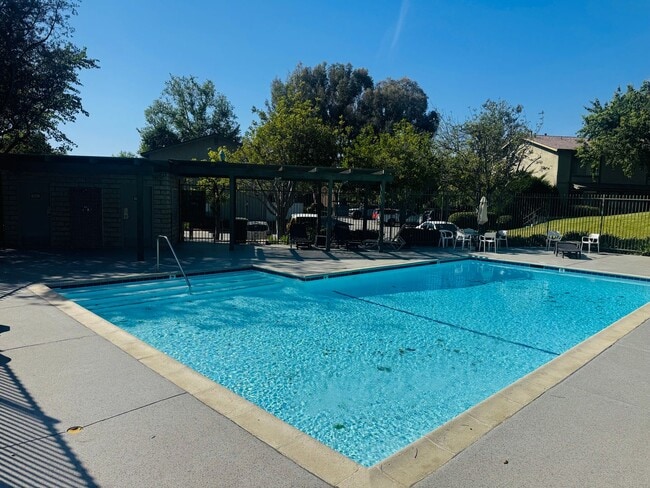 Building Photo - Remodeled Single-Level Beauty in Wildwood!