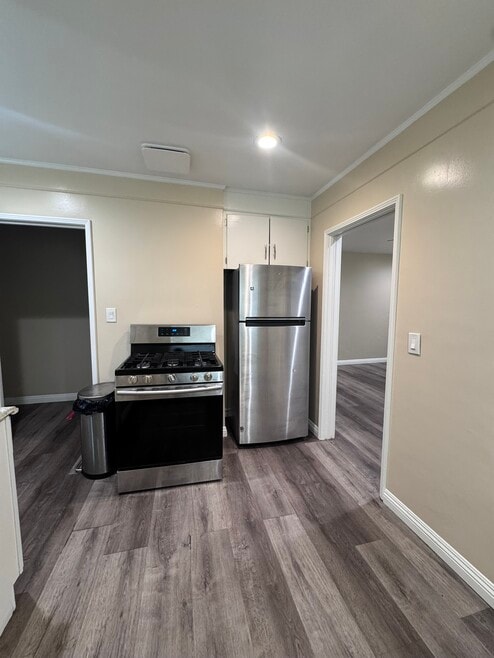 Kitchen appliances provided - 725 N Mariposa St