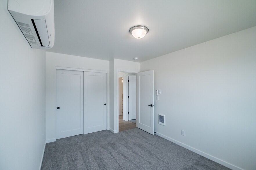 Building Photo - 400 Wagon Wheel Dr