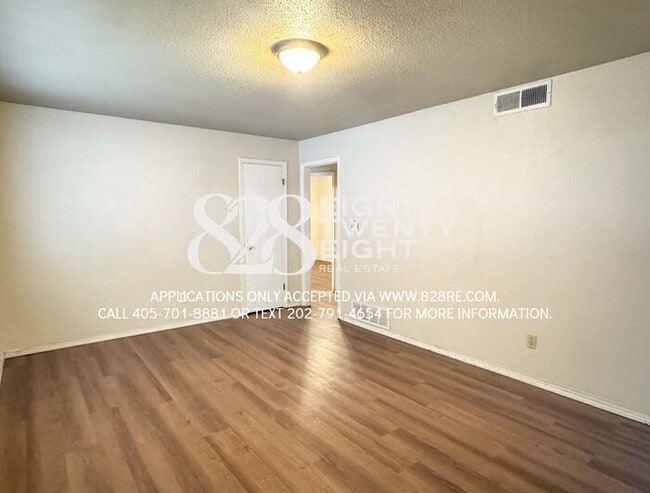 Building Photo - AVAILABLE NOW! 3 Bedroom/1 Bath Single Fam...