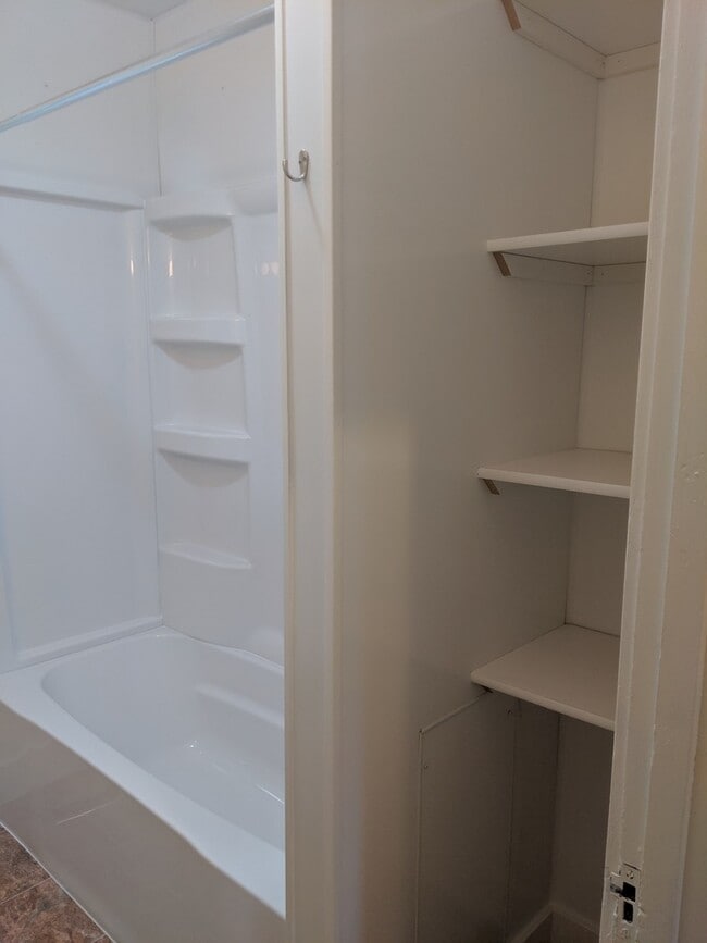 Building Photo - Nice 2-Bedroom Home for Rent in North Central Elkhart