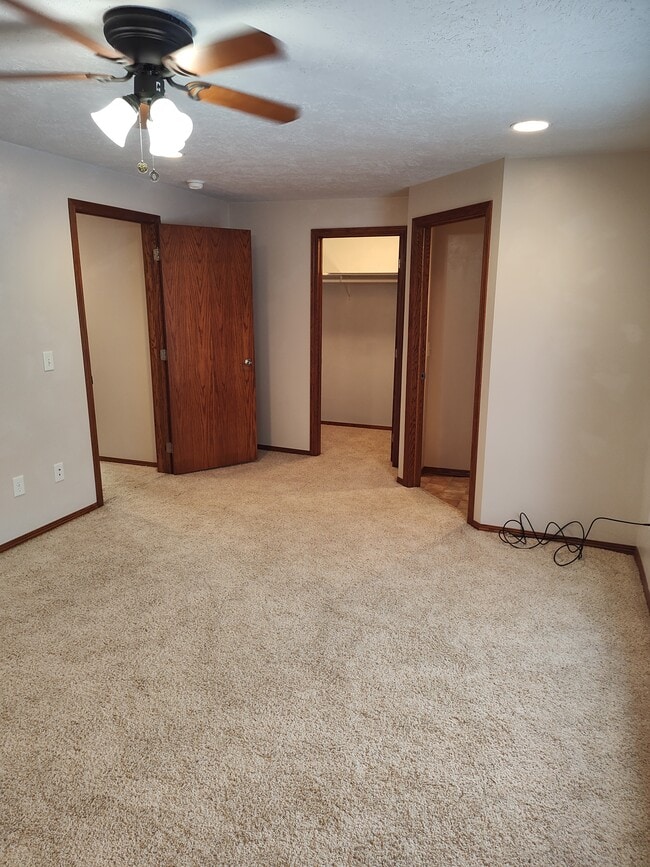 Building Photo - 5710 S Shore Dr