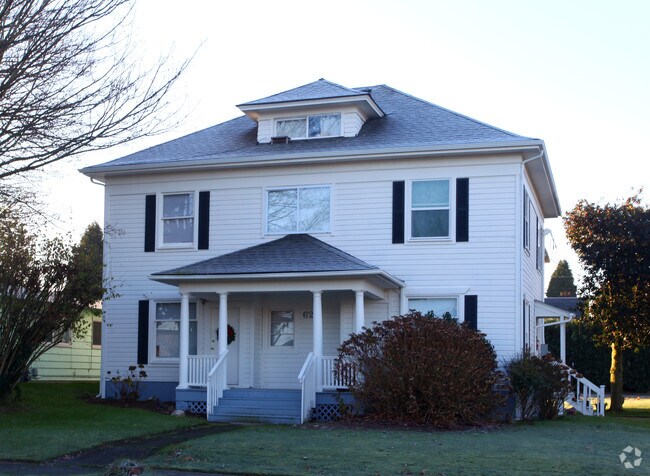 Primary Photo - The White House Apts