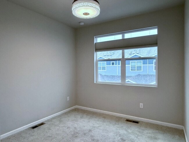 Building Photo - Wonderful End Unit 2 Bed/2.5 Bath Townhome...