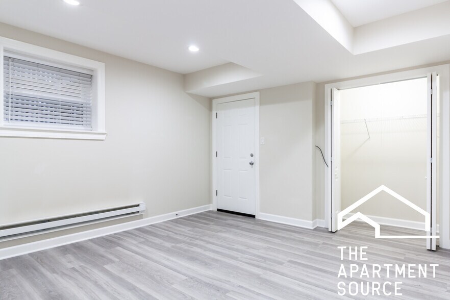 Building Photo - 726 W Roscoe St