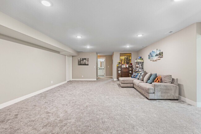 Building Photo - Partially furnished Twin home in Rigby