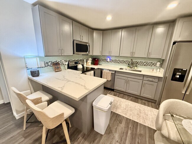 Building Photo - 41-875-875 Kalaniana?ole Hwy