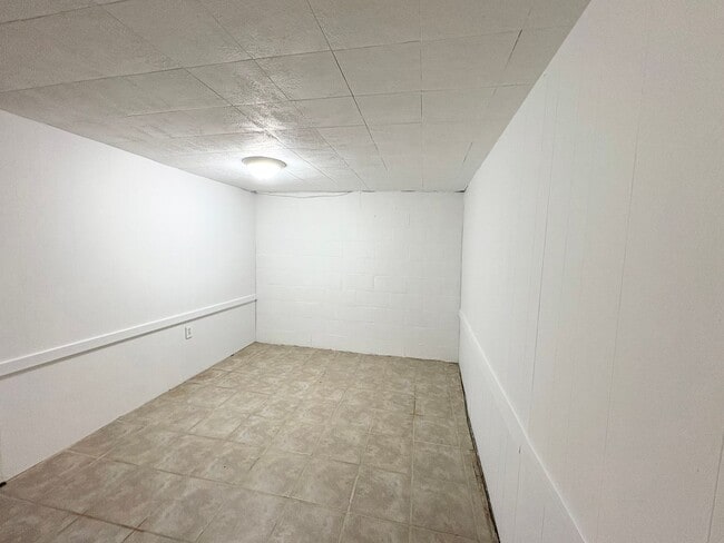 Building Photo - Attached Garage 3 Bed 2 Bath