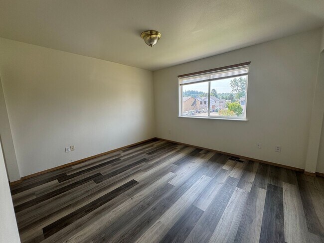 Building Photo - 2 Bed 1.5 Bath Unit!
