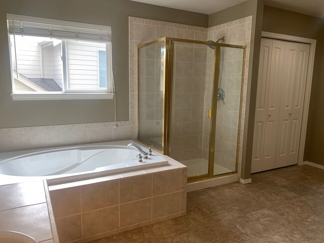 Building Photo - Incredibly maintained home in highly desirable Woodbrook! 4 bed, 3 bath + den! A MUST SEE!