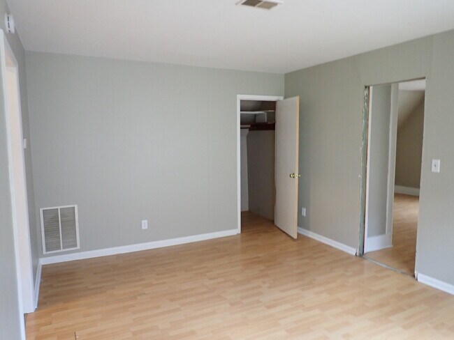 Building Photo - 929 E Clarke St