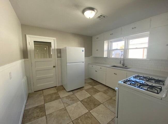 Building Photo - Charming 2-bedroom, 1 bathroom home.