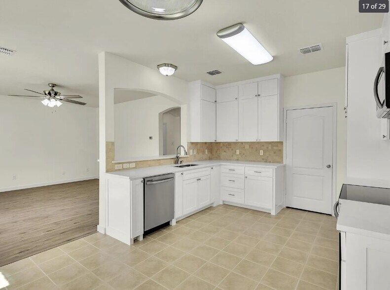 Building Photo - 10421 Trevino Ln