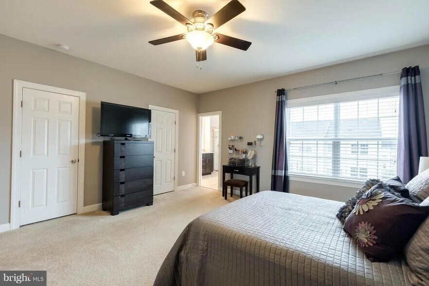 Master Bedroom - 1717 Taymount Ter NE