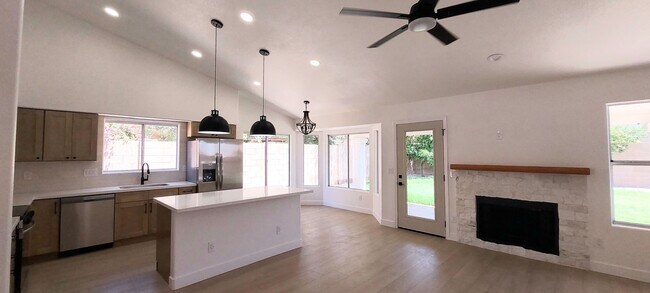 Building Photo - *JUST REMODELED* DONT MISS OUT ON THIS 4 BEDROOM 2 BATH ** PRIME CHANDLER LOCATION