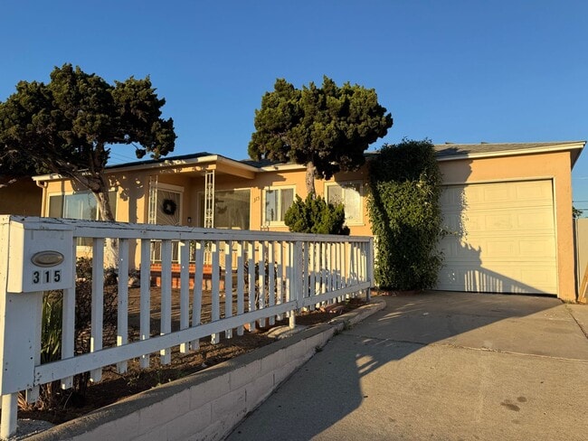 Building Photo - Charming 3-Bedroom, 2-Bathroom Home with H...