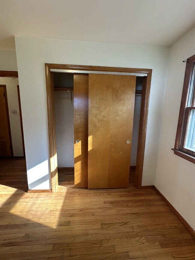 Building Photo - 1112 E Memorial Dr