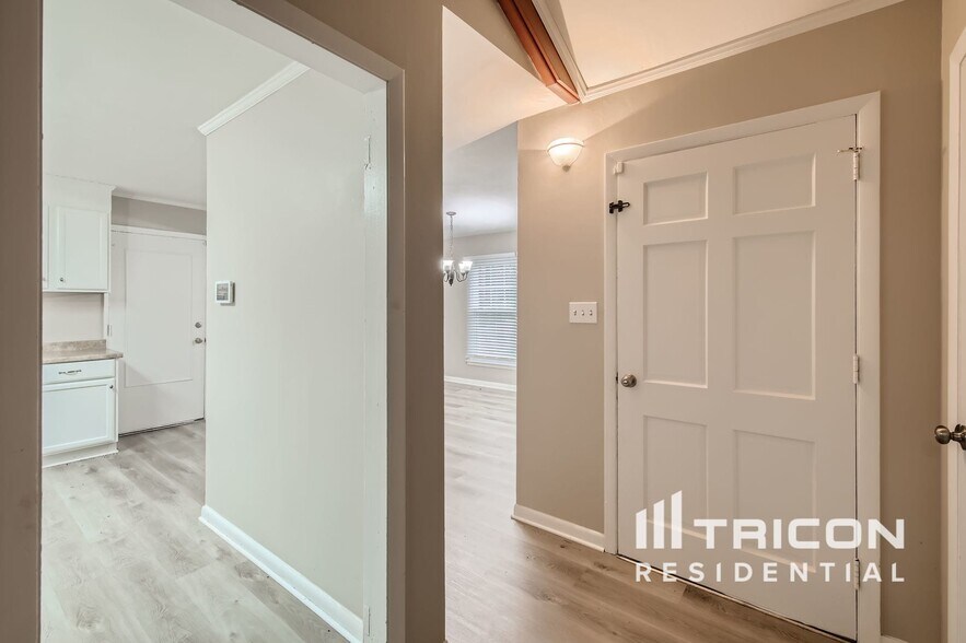 Building Photo - 3251 Deerwood Dr
