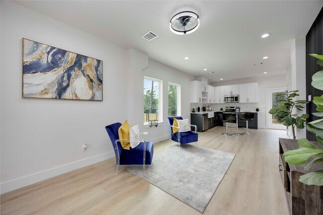 Building Photo - 2112 Des Chaumes St