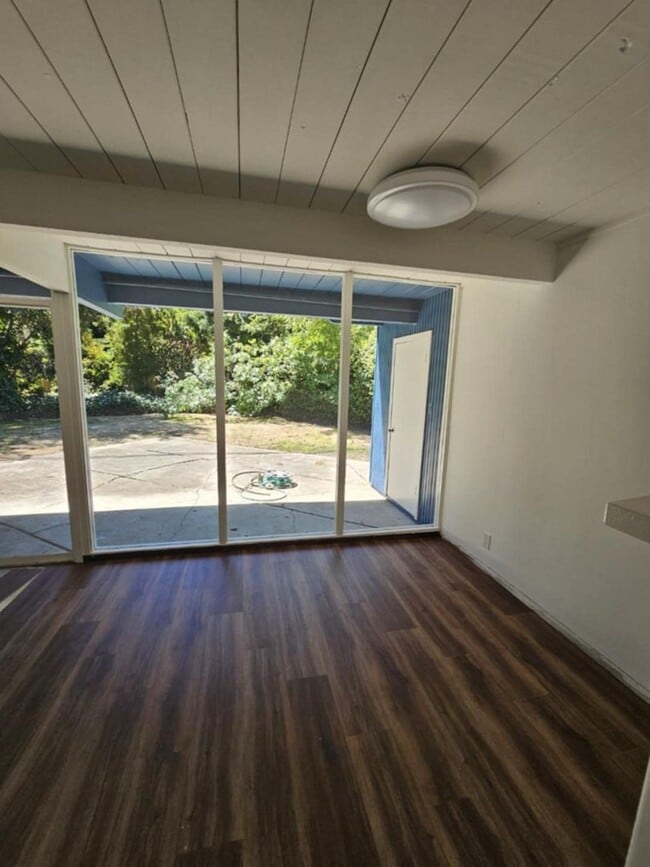 Building Photo - BEAUTIFUL "Blue Bungalow" 4 Bed/3 Bath Hom...
