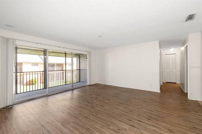 Building Photo - 200 Country Club Dr