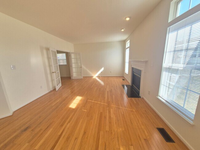 Building Photo - 5207 Linden Dr