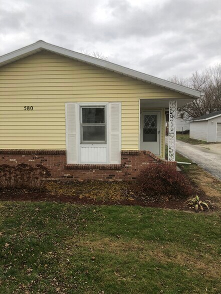 Building Photo - 580 Maple St