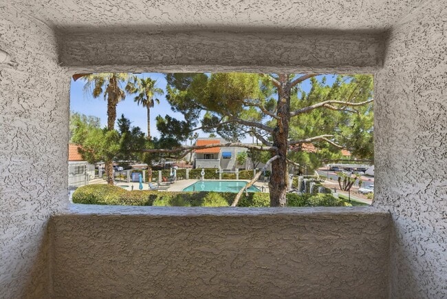 Building Photo - Upgraded 2 bedroom 2 bath upstairs condo