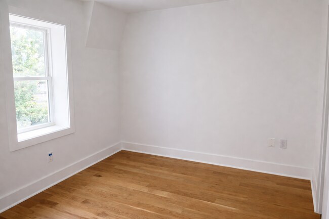 Building Photo - 727 Quebec Place NW