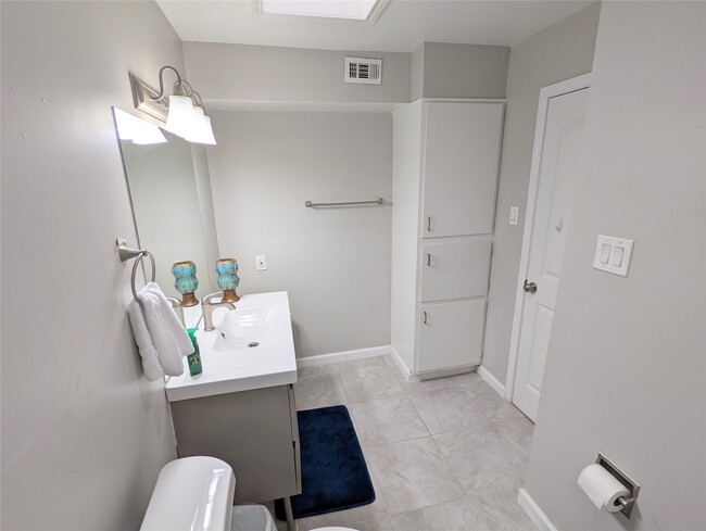 Building Photo - 13374 Trail Hollow Dr