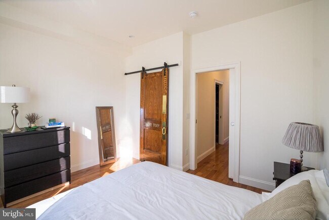 Building Photo - 2246 Sears St