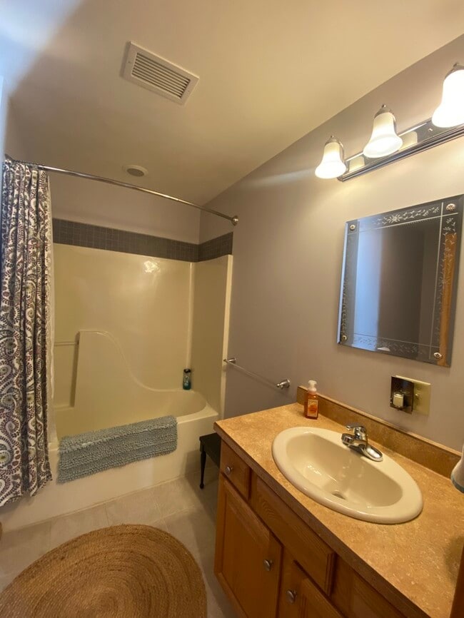 Building Photo - Gorgeous 3 bedroom 2.5 bath with one stall detached garage and fenced in backyard for rent!