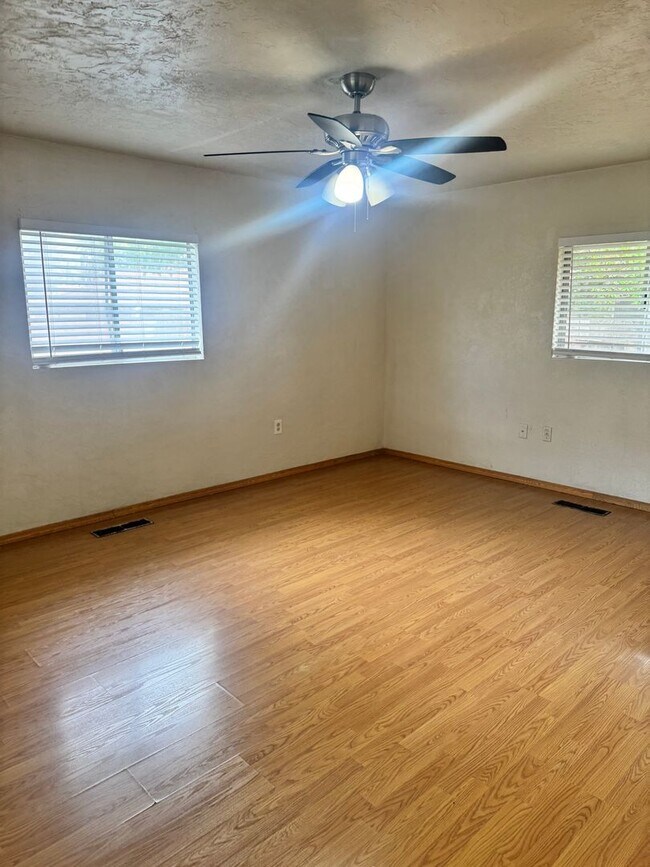 Building Photo - Single Family Home