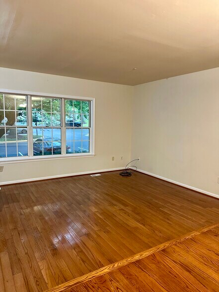 Building Photo - 13755 Lark Song Dr