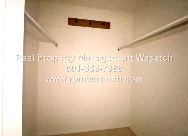 Building Photo - Come See This Charming 1-Bedroom 1 Bathroo...