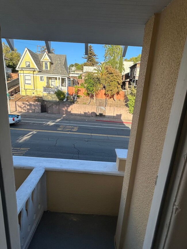 Building Photo - Top floor one bedroom with a Juliet balcon...