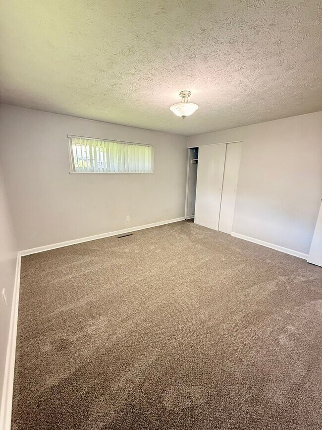 Building Photo - Updated 3BR Brick Ranch | Screened Porch | Attached Garage