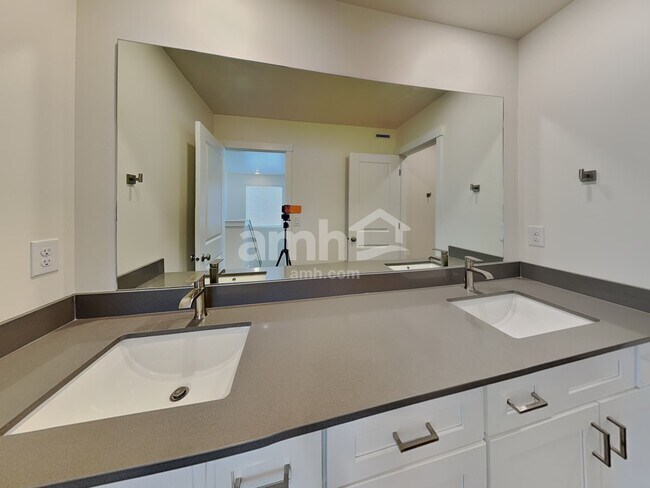 Building Photo - 1369 E Old Mesquite St