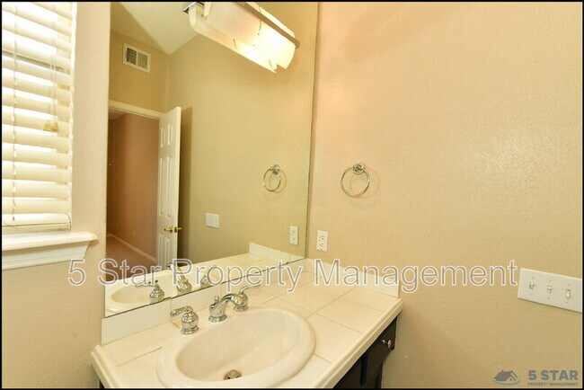 Building Photo - 6598 Eagle Ridge Dr