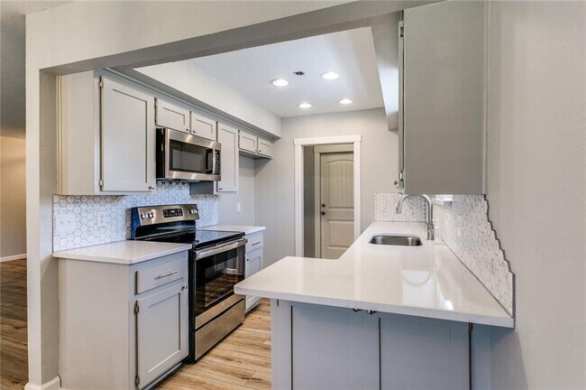 Building Photo - 1022 Garden Grove