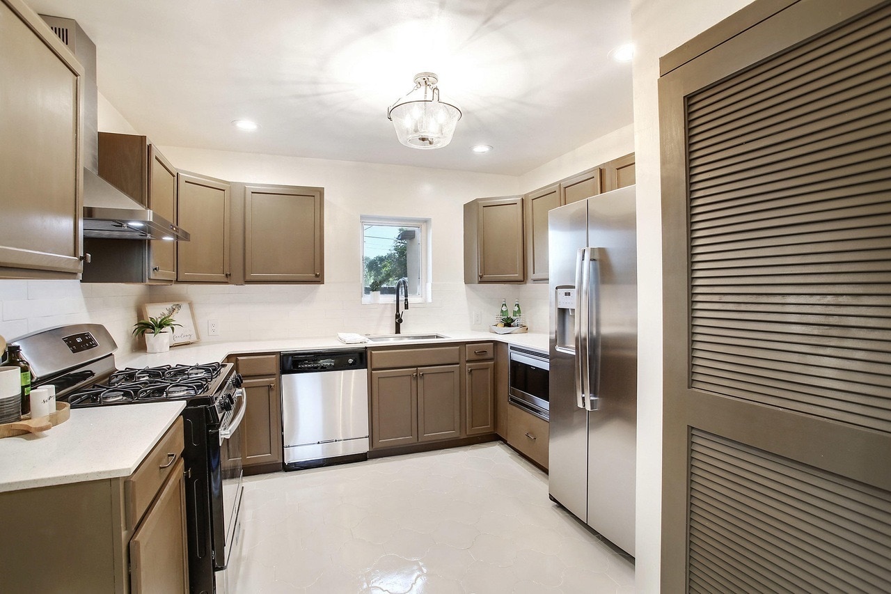 Building Photo - 512 Sandia St