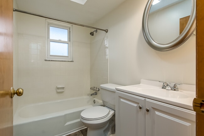 Building Photo - 5046 Heathmoor Dr